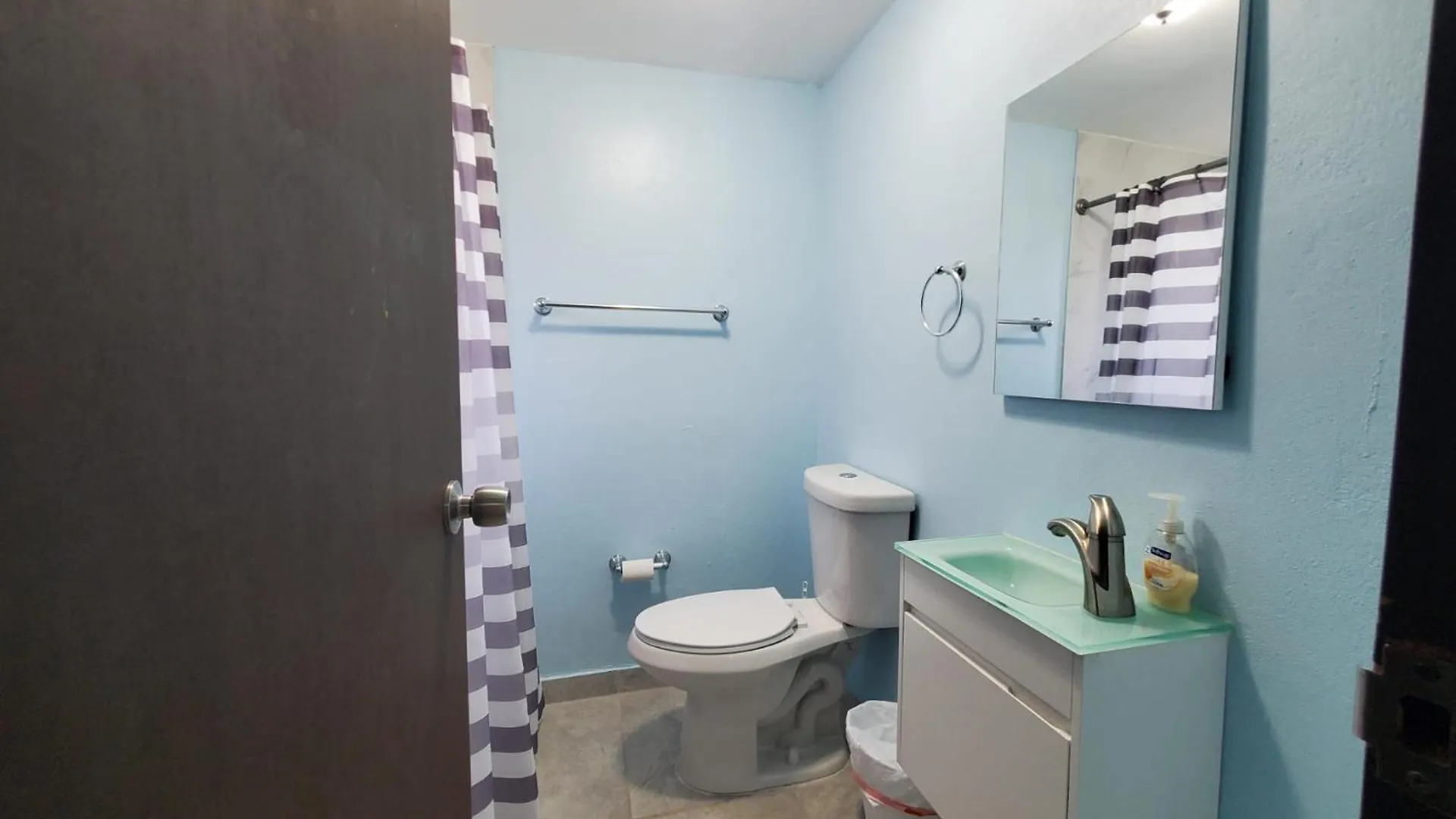 Chic 3 Bedroom Unit, Few Steps To The Ocean, Barbosa Unit 4 Catano 0*,  Porto Rico